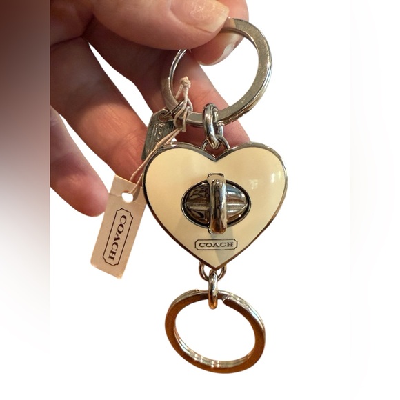 Coach turnlock heart shaped valet fob in silver tone & cream enamel NWT - Picture 4 of 13